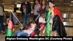 یک دختر خوردسال افغان، در انتظار پذیرایی دختران متعلم افغان