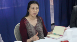 郭飞雄妻子张青向与会者介绍郭飞雄狱中情况（美国之音方冰拍摄）