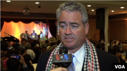 សមាជិក​សភា​លោក Patrick O’Donnell ផ្តល់​បទ​សម្ភាស​ឲ្យ VOA ក្នុងកម្មវិធី​ជួបជុំ​របស់​ពលរដ្ឋ​ខ្មែរ​អាមេរិកាំង​ដើម្បី​រំឭក​វិញ្ញាណក្ខន្ធ​អ្នក​ដែល​បាន​ស្លាប់​នៅ​ក្នុង​របប​ខ្មែរ​ក្រហម នៅ​ទីក្រុង​ឡុងប៊ិច រដ្ឋ​កាលីហ្វញ៉ា។ (សាយ មុន្នី/VOA)