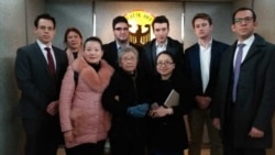 资料照：黄琦85岁高龄母亲与五国驻成都外交官会晤