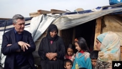 BMT-nin Qaçqınlar agentliyinin komissiyası Filippo Qrandi Suriya qaçqınları ilə görüşür