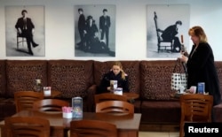 دختر جوان در کافی شاپ