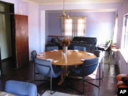 Development in Soweto means that Matthews and Dube now have a lot of new places in which to ply their trade as street musicians, or buskers.... such as this plush restaurant ...