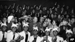 毛泽东和林彪（第二排，右侧）观看芭蕾舞剧《白毛女》后和演员合影（1967年4月24日）