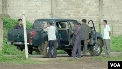 아프리카 세네갈 수도 다카르 도심의 북한 건설 노동자 숙소에서 노동자들이 건설 현장으로 이동하기 위해 작은 트럭에 타고 있다.