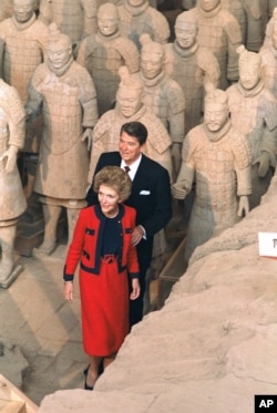 资料照片：美国总统里根和夫人在访问中国期间，在西安参观了真人大小的兵马俑。(1984年4月29日)
