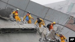 在台湾的台南，救援人员搜索一座倒塌的建筑（2016年2月6日）