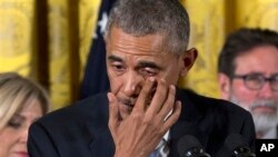 باراک اوباما هنگام یاد کردن از کودکانی که در یک تیراندازی کشته شدند، گریست.