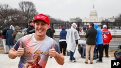 Neke Trampove pristalice u ranim jutarnjim satima su došle na Nacionalni travnjak čekajući početak inauguracije...