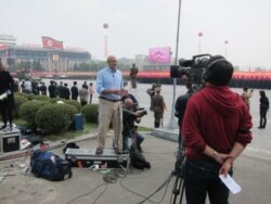 前环球电视驻泰国曼谷特约记者、华裔英国籍郑理现(Tony Cheng) 于北韩现场采访报道。(照片提供：郑理现)