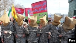 شبیه‌سازی ملوانان دستگیر شده آمریکایی در راهپیمایی 22 بهمن