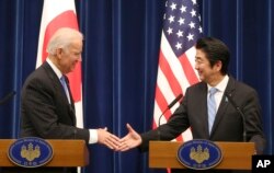 جو بایدن، در زمان معاونت اول رئیس جمهوری آمریکا، و شینزو آبه، نخست‌وزیر سابق ژاپن. ٣ دسامبر ٢٠١٣