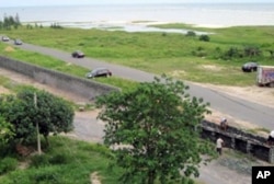 政府从8月中旬开始修围墙，包围白虎头村