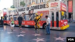 星线公司的旅游巴士（美国之音国符拍摄）