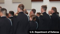 26일 조지아주 포트 베닝에서 열린 보병장교 기본교육과정 졸업식에 참석한 여성장교 10명 가운데 한명(가운데). 졸업생들이 특수전사령부 지원을 희망하는 관계로, 미군 당국은 이들의 앞모습과 신원을 공개하지 않았다.