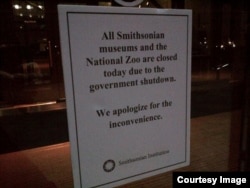 华盛顿史密斯博物馆前张贴的告示“由于政府关门，史密斯的所有博物馆和国家动物园对游客关闭”
