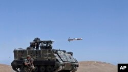 یک خودروی ارتش لبنان در حال شلیک موشک تاو - آرشیو