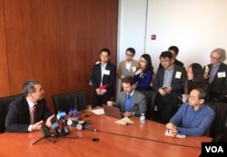 林毅夫接受媒体采访。(美国之音章真拍摄)