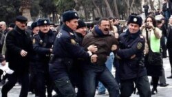 Tofiq Yaqublu etiraz aksiyası zamanı polislər tərəfindən saxlanılarkən