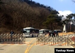 27일 한국의 사드 부지인 성주골프장 입구를 경찰과 보안업체 관계자들이 지키고 있다.