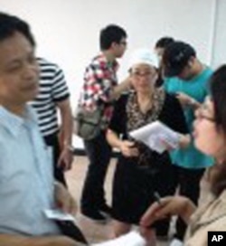 左为烧伤专家，中为英德医院负责医生