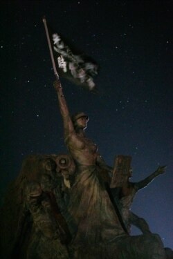 在“自由雕塑公园内”，近来新增的作品之一以香港反送中运动的抗议者为主题（美国之音记者文灏拍摄）