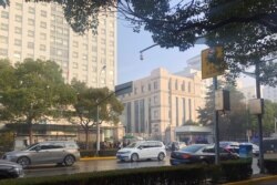 在公民记者张展的案子开庭前上海浦东新区人民法院外的警车。（2020年12月28日）