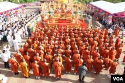 ព្រះសង្ឃនិងពុទ្ធបរិស័ទចូលរួមពិធីបញ្ចប់ការតែងតាំងជាប្រធាន និងអនុប្រធាន ពុទ្ធិកសមាគមព្រះសង្ឃខ្មែរ សហរដ្ឋអាមេរិក និងទទួលការប្រោះព្រំព្រះសុគន្ធវារី នៅថ្ងៃ សុក្រ ទី២៤ ខែ ឧសភា ឆ្នាំ ២០១៩ ក្នុងវត្ត មុនីសុតារាម រដ្ឋ មីនីសូតា សហរដ្ឋអាមេរិក។ (សាយមុន្នី/VOA)