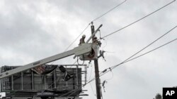 德克萨斯电力工人在抢修受飓风哈维破坏的电线。（2017年8月26日）