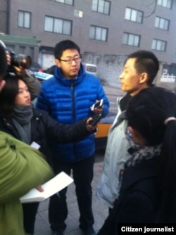 朱瑞峰2013年1月28日应讯后接受守候在派出所外面的媒体采访。