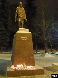 莫斯科的甘地广场邻近中国大使馆(美国之音白桦拍摄)