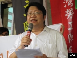 反黑箱服贸民主阵线召集人赖中强（美国之音张永泰拍摄）