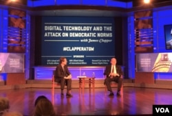 美国前国家情报总监克拉珀2018年4月2日出席在乔治•华盛顿大学的一场讨论会（美国之音叶林拍摄）