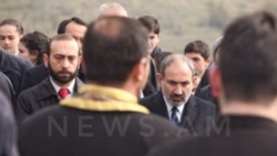 Nikol Paşinyan hərbçilərin abidəsi önündə (Foto news.am saytından götürülüb)