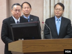 台湾国防部长严明上将(左一)本周三在立法院接受质询(美国之音张永泰拍摄）