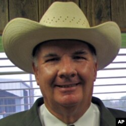 亨德森郡专员乔•霍尔