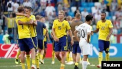 بازیکنان تیم سویدن پیروزی شان را در برابر کوریای جنوبی جنش می گیرند.