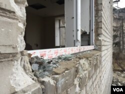 Kaca seperti baru pecah tapi itu terjadi dari pemboman dua tahun lalu di Donetsk, Ukraina (6/3). (VOA/L. Ramirez)