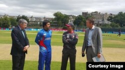 اضغر ستانکزی کپتان تیم ملی کرکت افغانستان ببا کپتان تیم امارات متحدۀ عرب