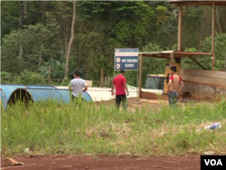 Chinese engineers in Matomb, Cameroon, Nov. 4, 2016. (M. Kindzeka/VOA)