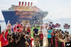 El director Genndy Tartakovsky, centro, activa el confeti durante una sesión de fotos del elenco de la película 'Hotel Transylvania 3: Summer Vacation' en el 71 ° festival internacional de cine, Cannes, sur de Francia, el lunes 7 de mayo de 2018.