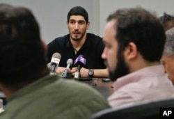 来自土耳其的美国NBA球员坎特在纽约举行记者会，谈论他因土耳其护照被吊销后在罗马尼亚布加勒斯特的机场被拘留的经历。（2017年5月22日）