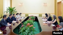 지난 6월 평양을 방문한 샤넬 홀 유엔아동기금(UNICEF·유니세프) 부총재가 장준상 북한 보건상을 면담했다.