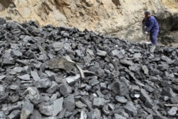 资料照：中国工人在山西省普大煤业的煤矿整理煤炭