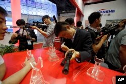 北京的警察装备和反恐技术展览上，参观者尝试现代武器