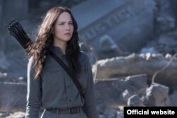 جنیفر لارنس در نقش دختر شورشی سری فیلمهای «عطش مبارزه» یا هانگر گیمز