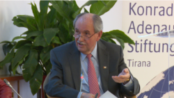 Elez Biberaj akizungumza kwenye mkutano huko Tirana, Albania