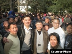 贵州人权人士在人民广场(左起：田祖湘、廖双元、糜崇标、陈西、雍志明、小王)