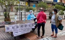 香港政府上星期六开始在油麻地、旺角划出强制检区，要求区内多幢大厦的居民接受强制病毒检测。 (美国之音/汤惠芸)