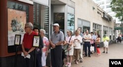 24일 북한의 실상을 다룬 다큐멘터리 영화 '태양 아래(Under the Sun)'가 상영된 미국 워싱턴 인근 'AFI 실버 시어터' 극장에서 미리 입장권을 구하지 못한 관객들이 대기표를 받기 위해 기다리고 있다.